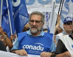 Contundente paro unersitario: “En los ´90 los profesionales manejaban taxi, hoy manejan Uber”