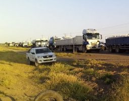 San Patricio del Chañar: Los trabajadores municipales retoman el corte en la Ruta 7