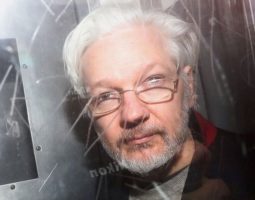 Niegan la extradición de Assange