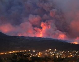 Hay 800 personas evacuadas por los incendios en inmediaciones a El Bolsón