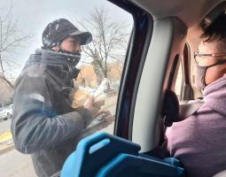 Solidaridad: Reparten viandas a 70 personas en situación de calle