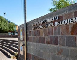 Estudiantes secundarios de Neuquén marchan por mejores condiciones