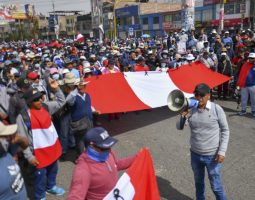 Perú: Crece la represión y la violencia en medio de la crisis política y económica