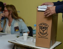 El observatorio electoral de la UNCo recomendó el sistema de boleta única en papel