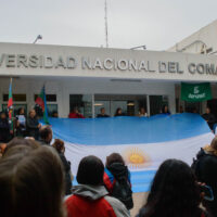 La UNCo realizó un banderazo en defensa de la educación pública.