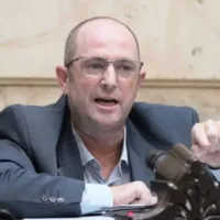 Todero pidió votar en bloque los proyectos clave y reclamó que los gobernadores “no negocien jubilados por combustible”